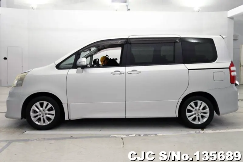 2011 Toyota / Noah Stock No. 135689