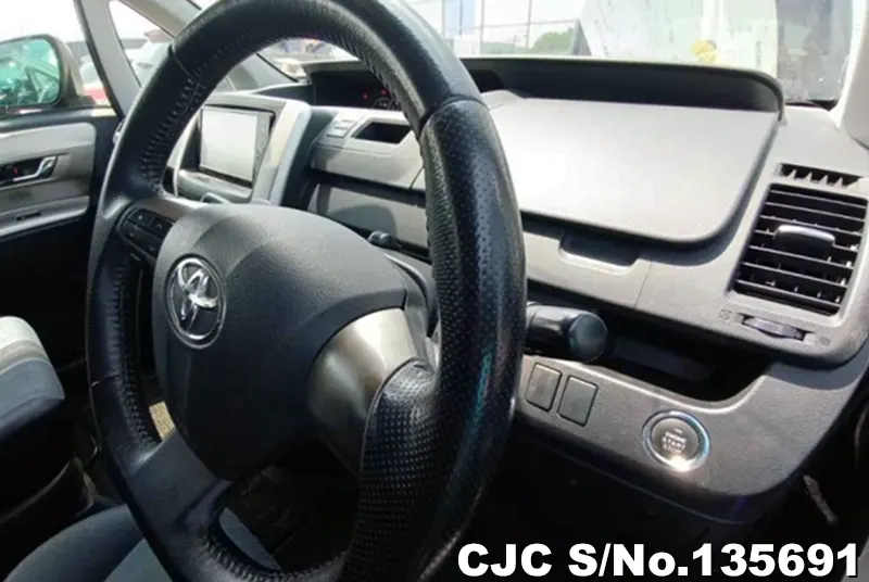 2011 Toyota / Noah Stock No. 135691