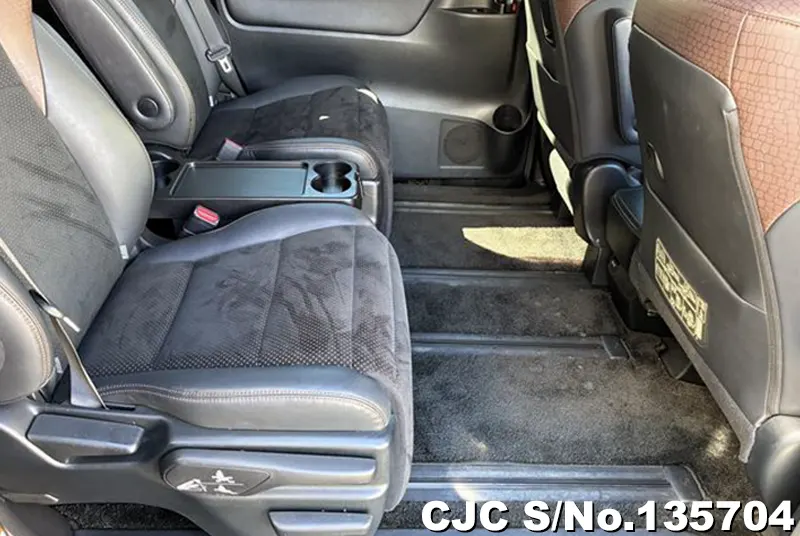 2016 Toyota / Alphard Stock No. 135704