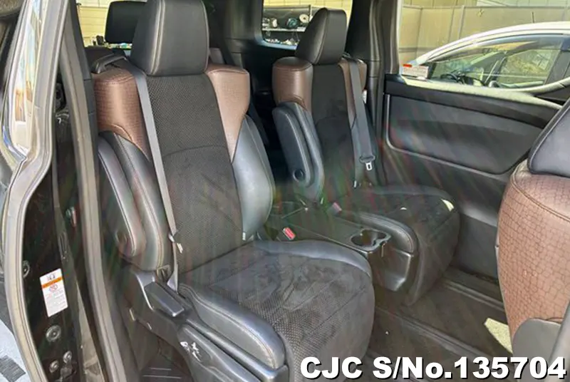 2016 Toyota / Alphard Stock No. 135704