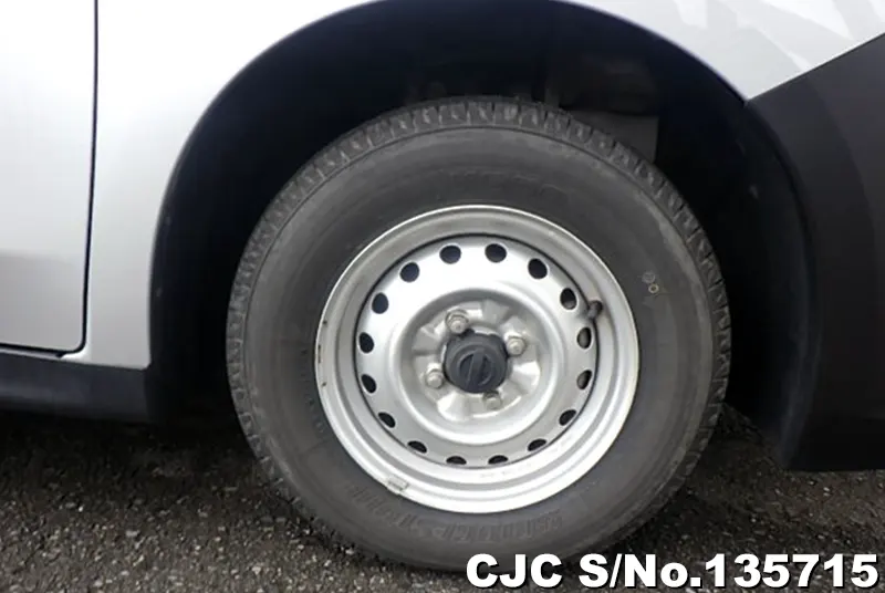 Nissan AD Van in Silver for Sale Image 17