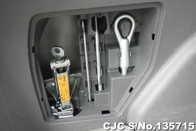 Nissan AD Van in Silver for Sale Image 24
