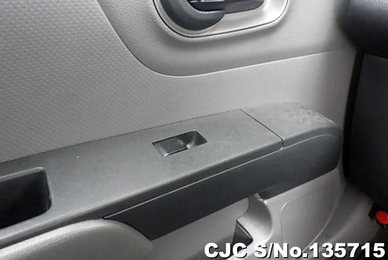 Nissan AD Van in Silver for Sale Image 34