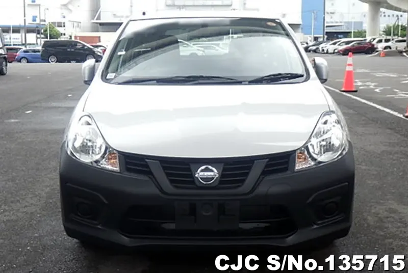 Nissan AD Van in Silver for Sale Image 4