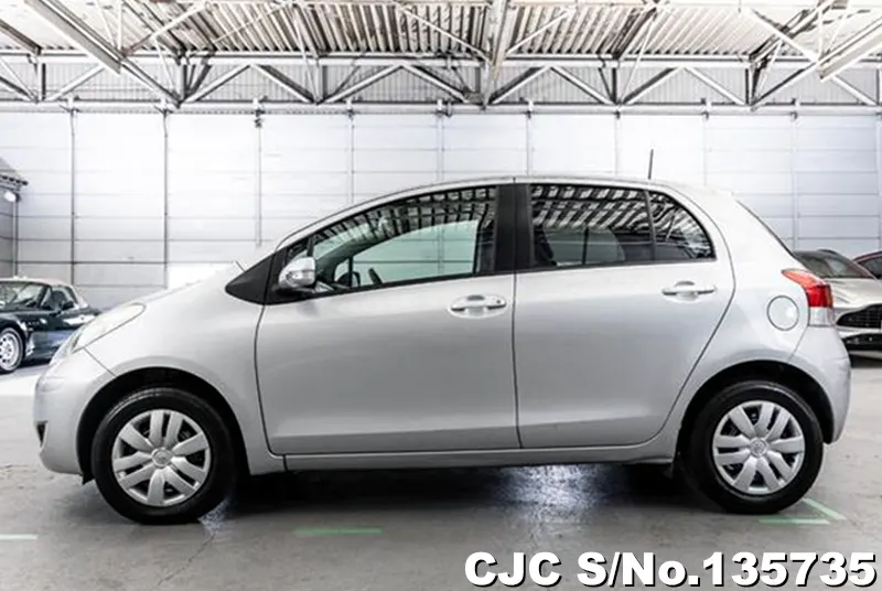 2010 Toyota / Vitz Stock No. 135735