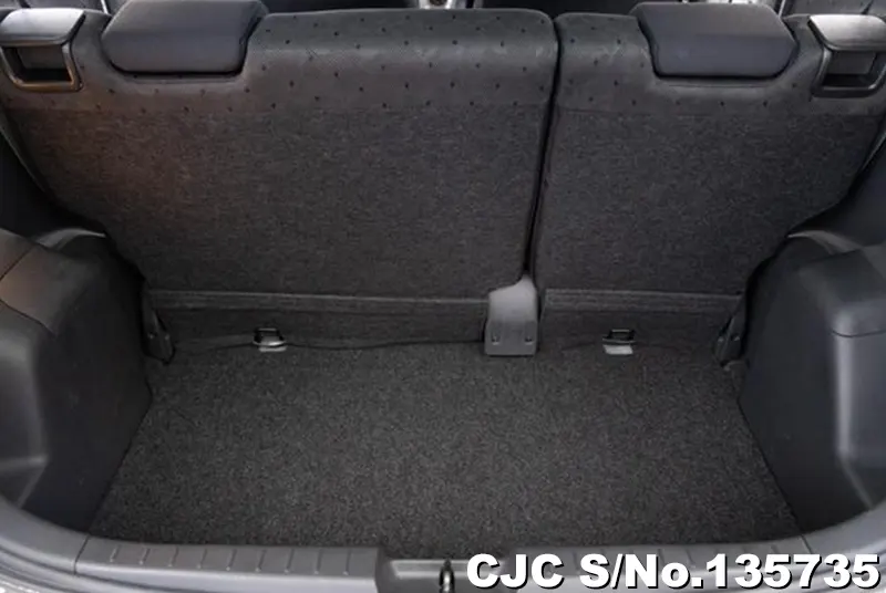 2010 Toyota / Vitz Stock No. 135735