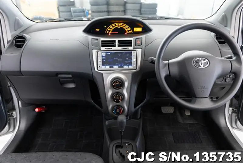 2010 Toyota / Vitz Stock No. 135735