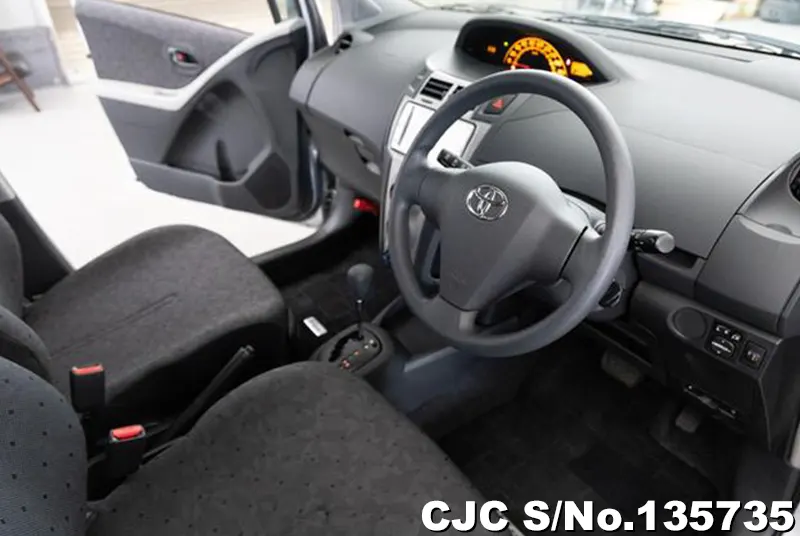 2010 Toyota / Vitz Stock No. 135735