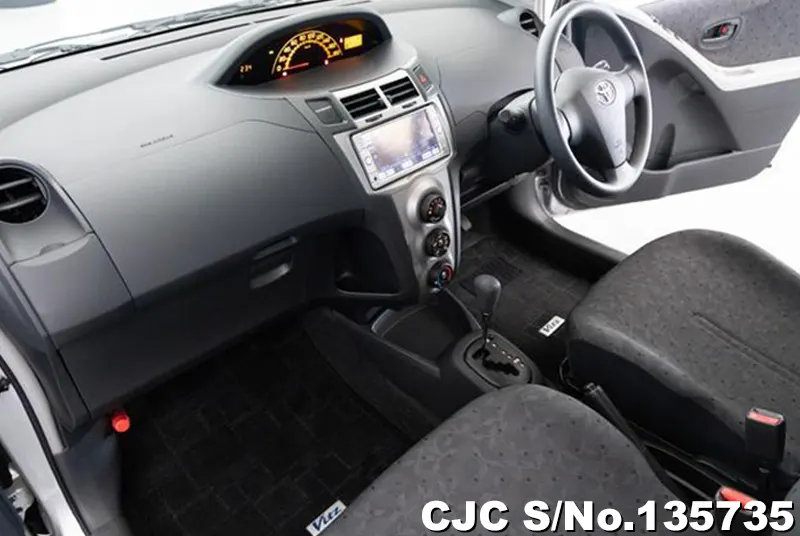 2010 Toyota / Vitz Stock No. 135735