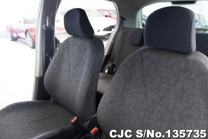 2010 Toyota / Vitz Stock No. 135735