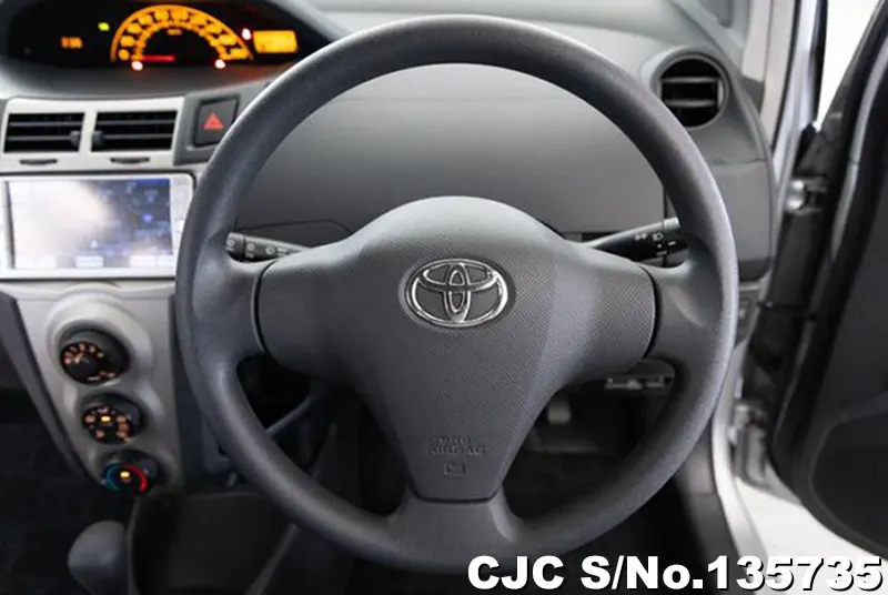 2010 Toyota / Vitz Stock No. 135735