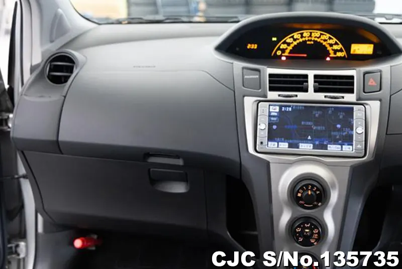 2010 Toyota / Vitz Stock No. 135735