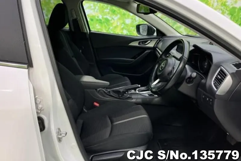 2017 Mazda / Axela Stock No. 135779
