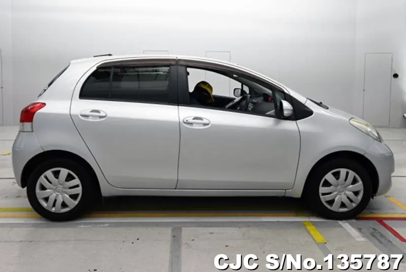 2009 Toyota / Vitz Stock No. 135787