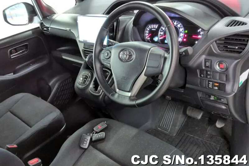 2016 Toyota / Voxy Stock No. 135844