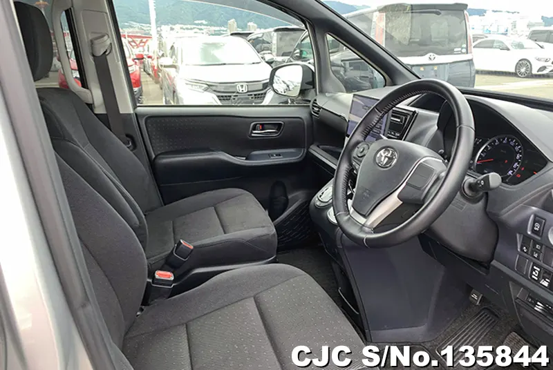 2016 Toyota / Voxy Stock No. 135844