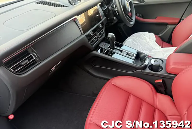 2026 Porsche / Macan Stock No. 135942
