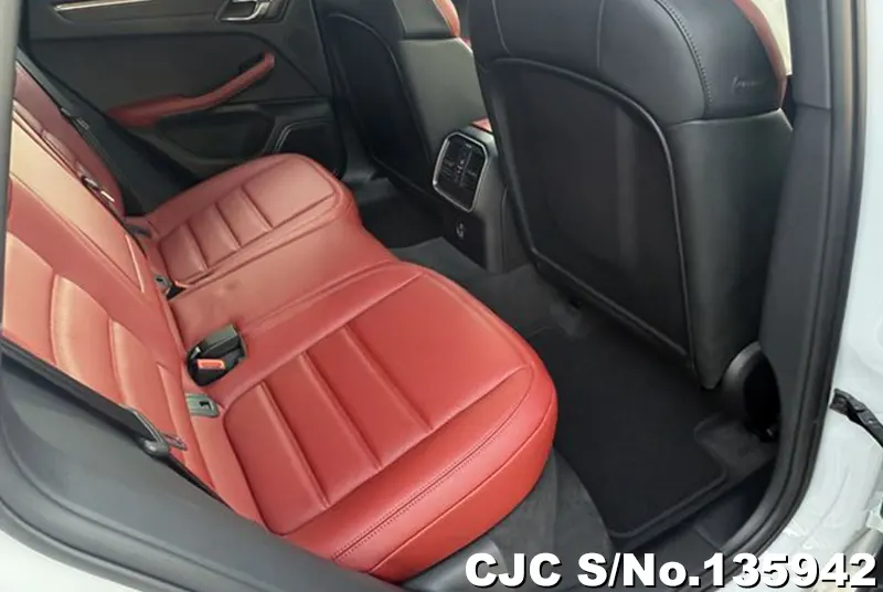 2026 Porsche / Macan Stock No. 135942