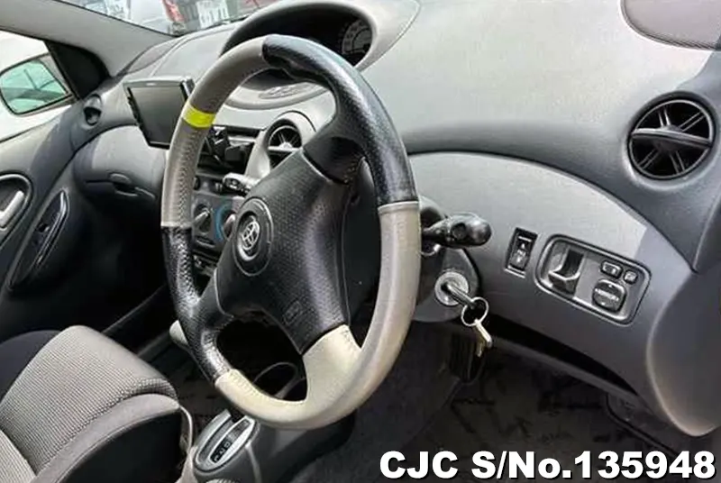 2001 Toyota / Vitz Stock No. 135948