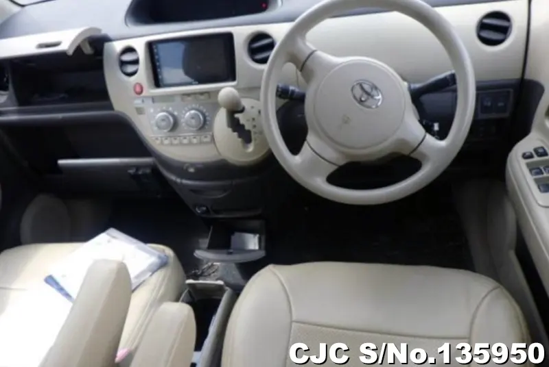 2010 Toyota / Sienta Stock No. 135950