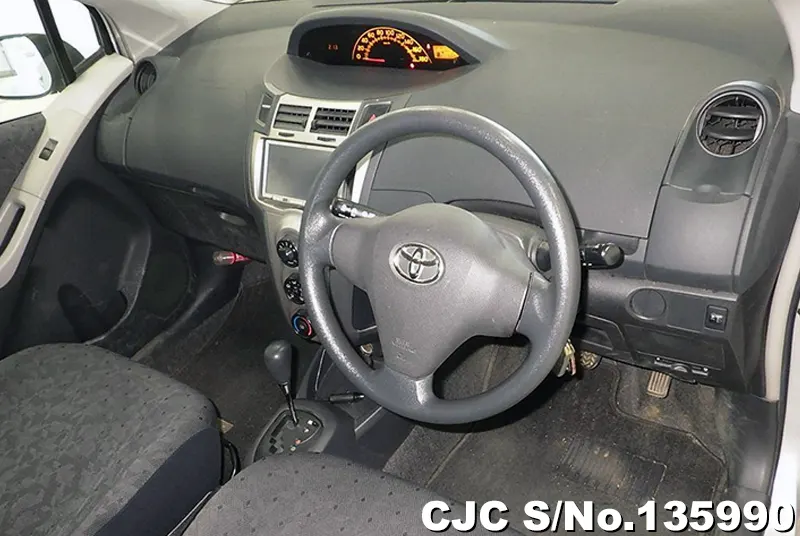 2009 Toyota / Vitz Stock No. 135990