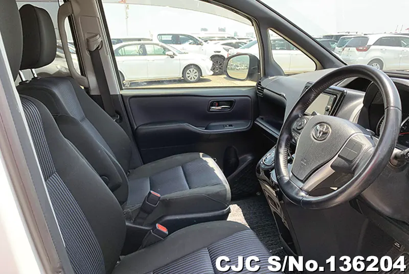 2016 Toyota / Voxy Stock No. 136204