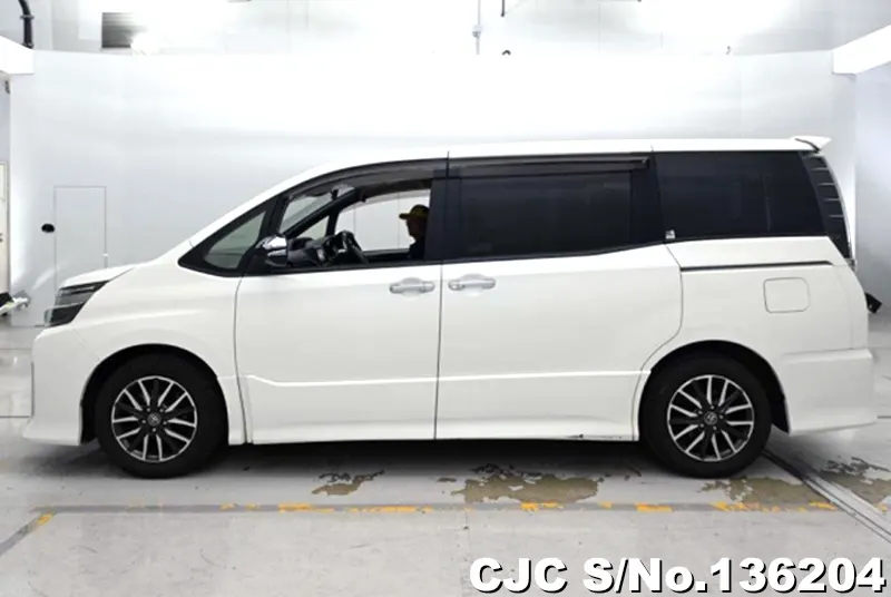 2016 Toyota / Voxy Stock No. 136204