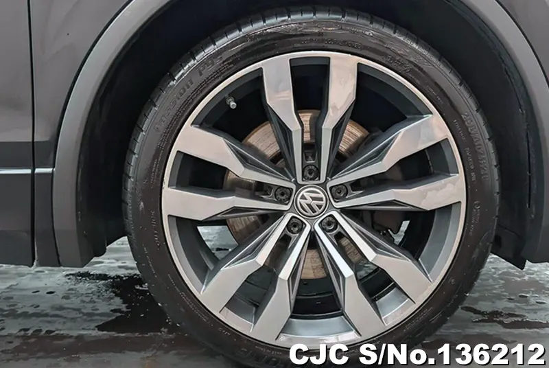 2017 Volkswagen / Tiguan Stock No. 136212