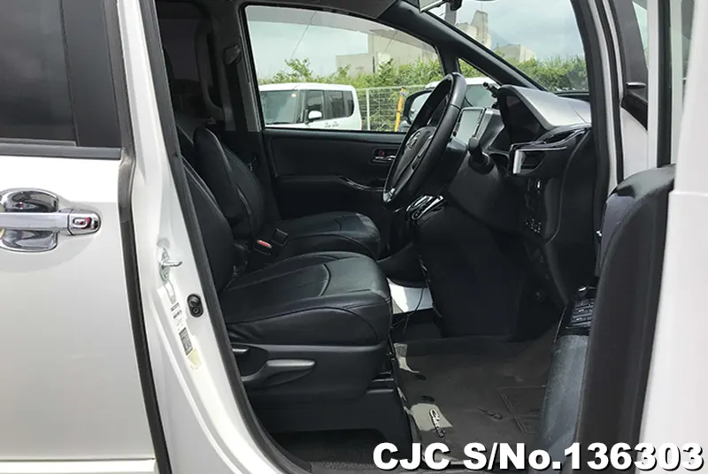 2017 Toyota / Voxy Stock No. 136303
