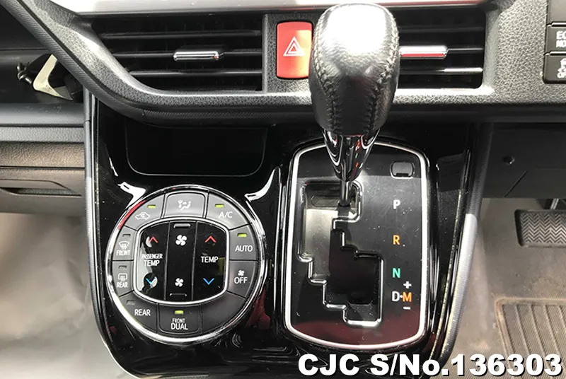 2017 Toyota / Voxy Stock No. 136303