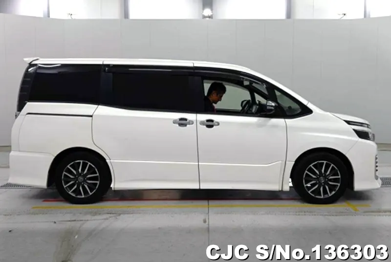 2017 Toyota / Voxy Stock No. 136303