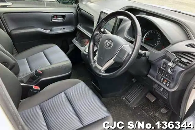 2016 Toyota / Voxy Stock No. 136344