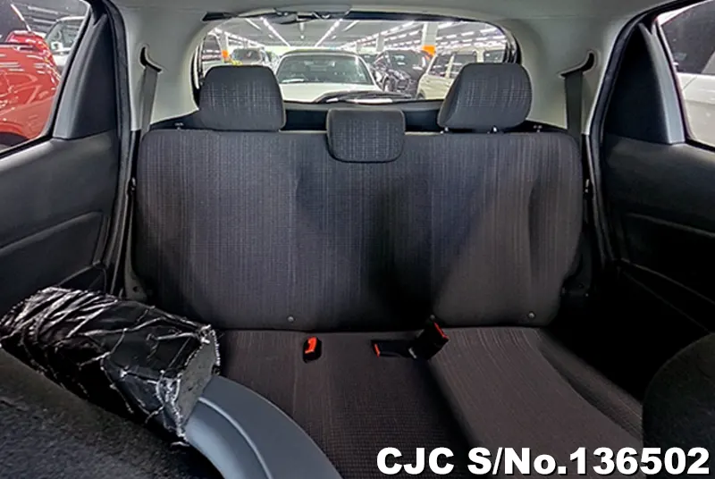 2015 Toyota / Vitz Stock No. 136502