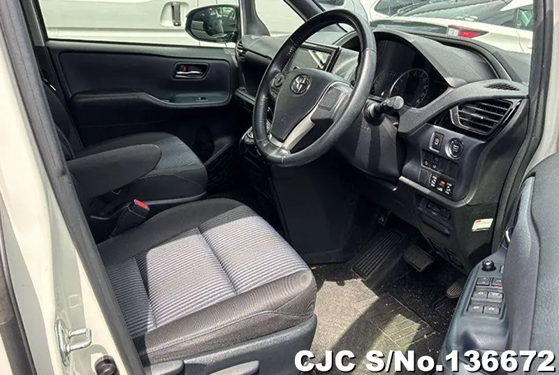 2017 Toyota / Voxy Stock No. 136672