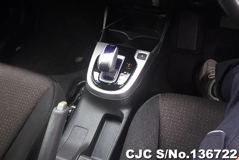 Honda Fit in Pearl for Sale Image 13