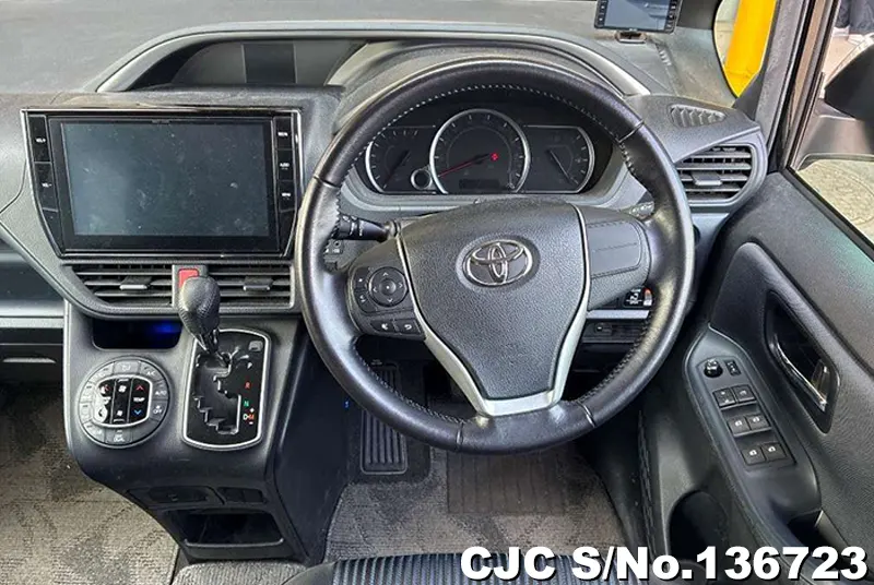 2016 Toyota / Voxy Stock No. 136723