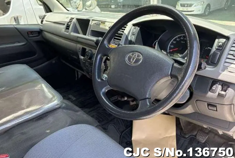 2009 Toyota / Hiace / Commuter Stock No. 136750