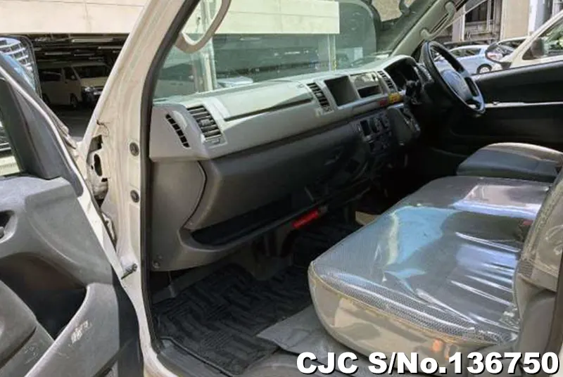 2009 Toyota / Hiace / Commuter Stock No. 136750