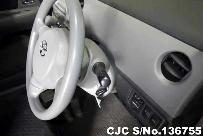 2009 Toyota / Sienta Stock No. 136755