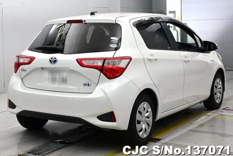 2017 Toyota / Vitz Stock No. 137071