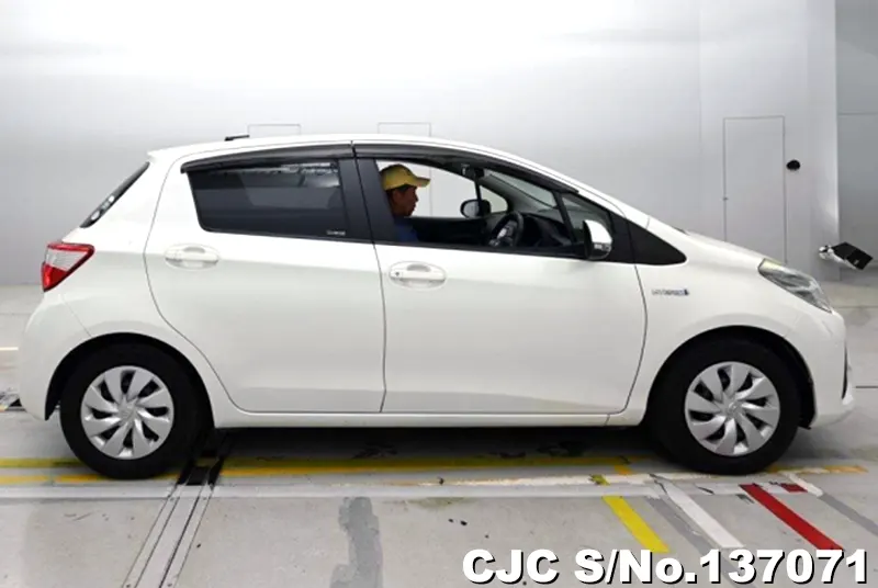 2017 Toyota / Vitz Stock No. 137071