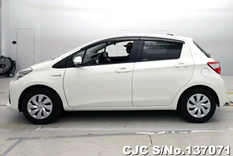 2017 Toyota / Vitz Stock No. 137071