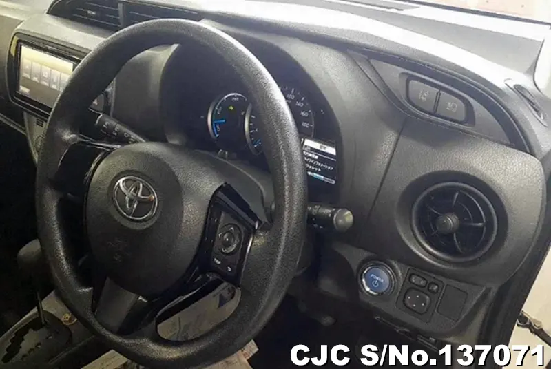 2017 Toyota / Vitz Stock No. 137071