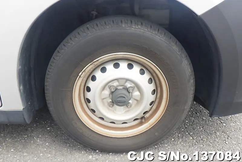 Nissan AD Van in Silver for Sale Image 18