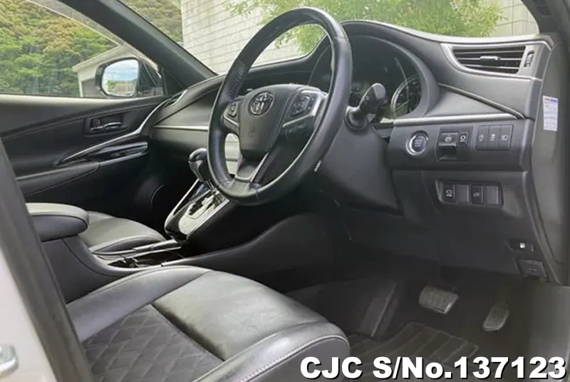 2019 Toyota / Harrier Stock No. 137123