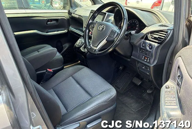 2017 Toyota / Voxy Stock No. 137140