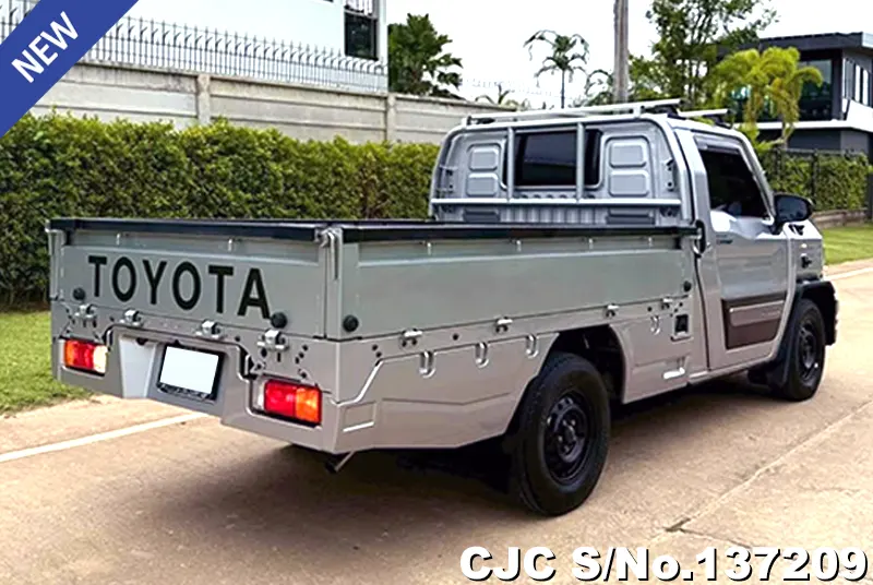 Toyota Hilux in Silver for Sale Image 2