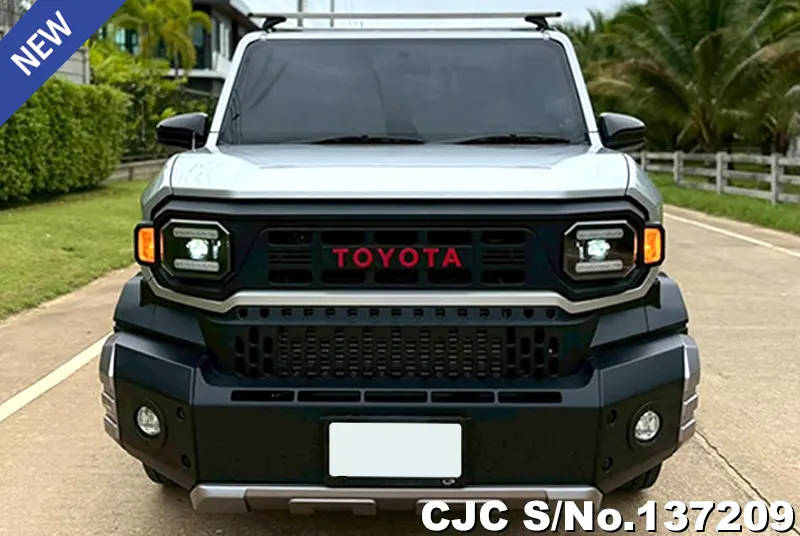 Toyota Hilux in Silver for Sale Image 4