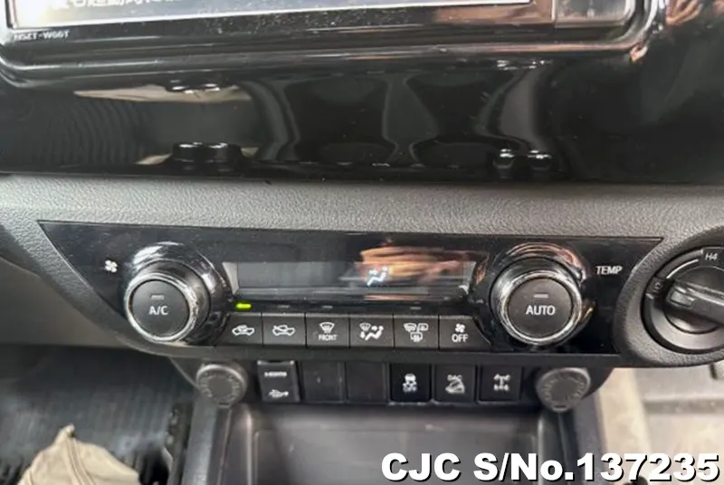 2019 Toyota / Hilux Stock No. 137235