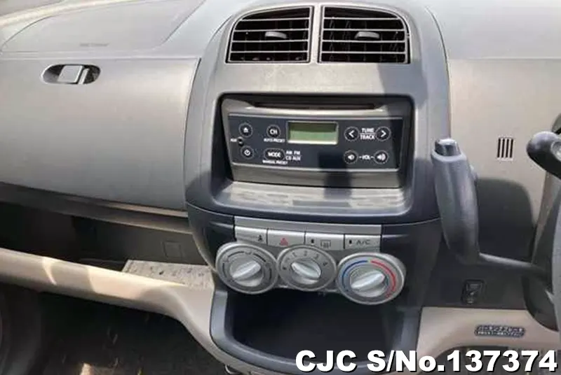 2005 Toyota / Passo Stock No. 137374